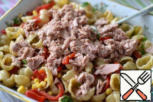 Finely chop the parsley and cut the bell pepper into strips.
Put the parsley, pepper and corn on the pasta. Put the tuna on top, do not drain the juice.
Gently mix and serve.