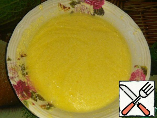 In a bowl, mix the milk, eggs, vegetable oil and cottage cheese.
