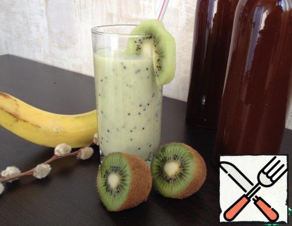 Kiwi and banana cut, chop with a blender. Add the honey, yogurt, and Apple juice and beat until smooth. Pour into glasses. Cool. Enjoy.