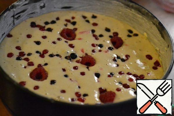 Butter the cake pan (24cm) and sprinkle with flour.
Add 2/3 of the assorted berries to the dough. Stir.
Pour the dough into the mold. Put the remaining assorted berries on top of the dough.