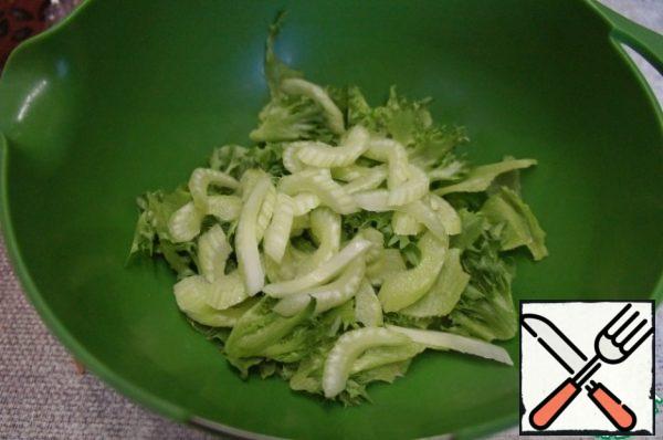 If possible, remove the hard threads from the celery stalks and cut the stalks themselves into thin slices. Add to the bowl.