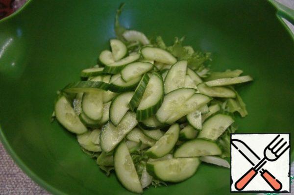 Cut the cucumber lengthwise and then crosswise into slices. Send it there.