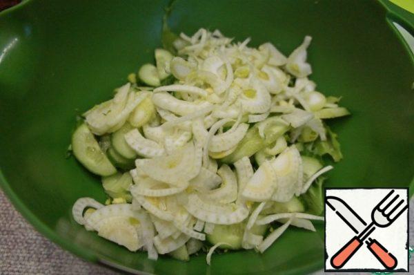 Have fennel cut off the upper rough stems, greens to leave for salad. Remove the two upper rough scales, they can then be used for cooking vegetable broth. Cut the onion in half and then crosswise with thin petals. Add to the bowl.