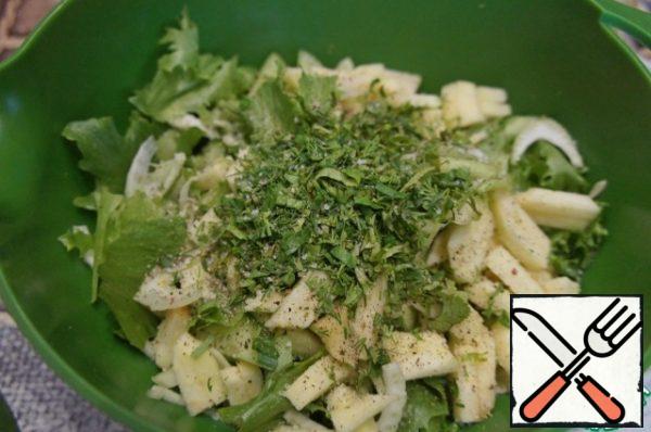 Peel the Apple and remove the seed pods, cut it into thin slices or slices as you like, and add it to the rest of the ingredients.