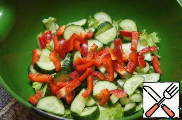 Add the cucumber, cut into half rings, and the pepper, cut into strips.