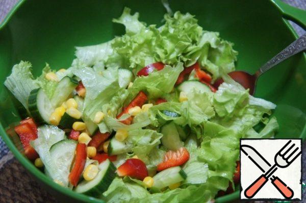 Pour in the corn and mix everything carefully.