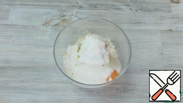 Flour can be replaced with semolina. In this case, the dough should be left on the table for 15 minutes to swell the semolina.

The cheesecakes themselves will not turn out sweet, but thanks to the chocolate filling, there is enough sugar. If you cook without filling, add another 1-2 tbsp of sugar to the dough.