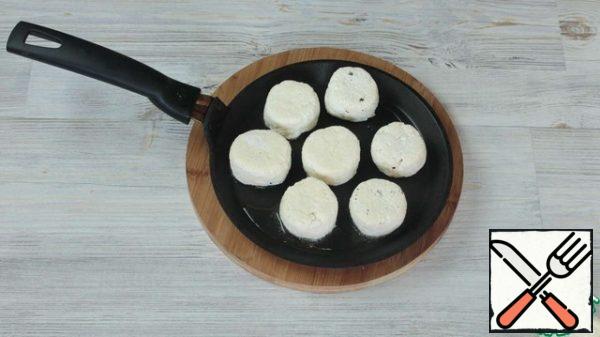 Fry the cheesecakes on a small amount of vegetable oil on a low heat. It is very important to fry on a small fire, so the cheesecakes will have time to cook inside and will not burn.
Serve cheesecakes with condensed milk, sour cream or jam. Especially delicious cheesecakes only from the pan.