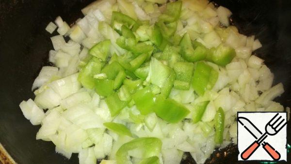 Bulgarian pepper is also cut into small cubes and send along with the onion to a preheated deep pan with a small amount of sunflower oil. Pass it for 5-7 minutes.