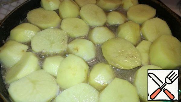 Peel the potatoes, wash them and cut them into rings. Put on top of the liver, add salt to your taste. Cover and leave for 15 minutes.
