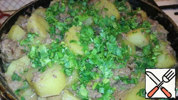 Then mix well. Sprinkle with finely chopped garlic and herbs. Simmer for another 2 minutes under the lid.