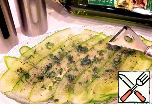 Wash the cucumber, cut into thin slices (any method of slicing:circles, plates). Mint (Melisa) finely chop, RUB with salt (1/3 tsp), stir in 3 tbsp olive oil.
Put the cucumber plates on a plate, smear each layer with mint sauce. While the cucumbers are marinating, put the salad leaves on a serving plate and sprinkle with mint sauce.