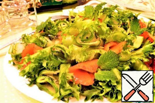 Place the pickles and slices of salted salmon on top of the salad and garnish with small mint leaves.