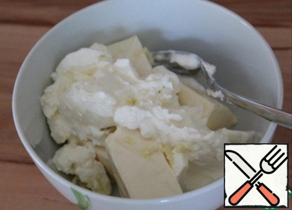 For the filling, grate the melted cheese or mash it with a fork. Crush the garlic in a garlic bowl. Mix the cheese, garlic and sour cream.