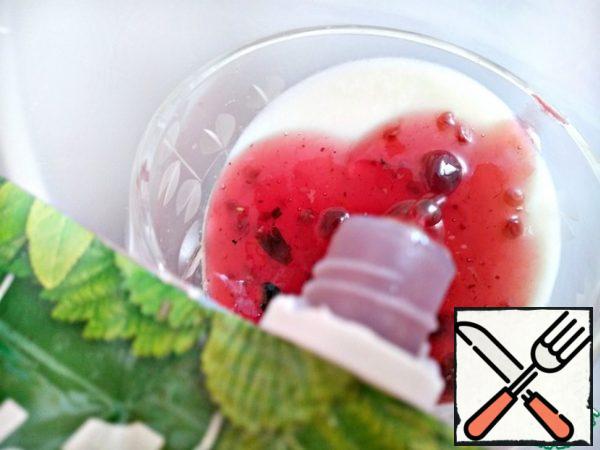 Cremans with frozen cream are taken out of the refrigerator and carefully put a layer of jam on top of the cream. Take the amount of jam to your liking.