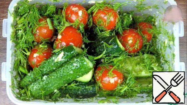 I'll also add cherry tomatoes. I'll close the container and shake it a little more. Leave the vegetables for at least 2-3 hours. Periodically shake for all the time 3-4 times for 5-10 seconds.