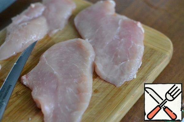 Cut the chicken breast lengthwise into two parts.
