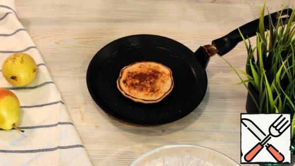 Pour a little vegetable oil into a preheated pan. If the pan is good, non-stick coating can be used without oil at all. Pour 2 tablespoons of dough and fry on medium heat for 1-2 minutes, until bubbles appear on the surface of the dough. Then turn over and fry for about 1 more minute until Golden.