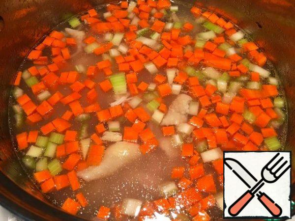 Put everything in the broth-meat, beans and vegetables, add salt and cook over medium heat for 10 minutes.