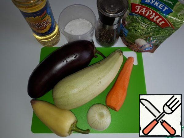 Prepare the necessary ingredients: zucchini, eggplant, bell pepper, carrot, white onion, allspice, sunflower oil, salt and spices.