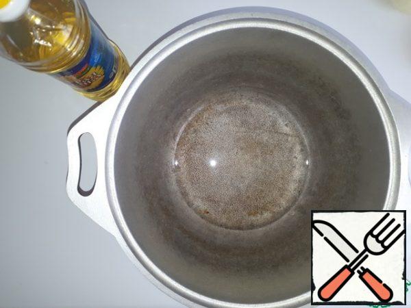 Add sunflower oil to the cauldron.