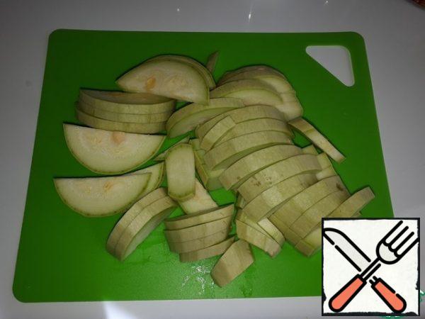Cut the zucchini into pieces.