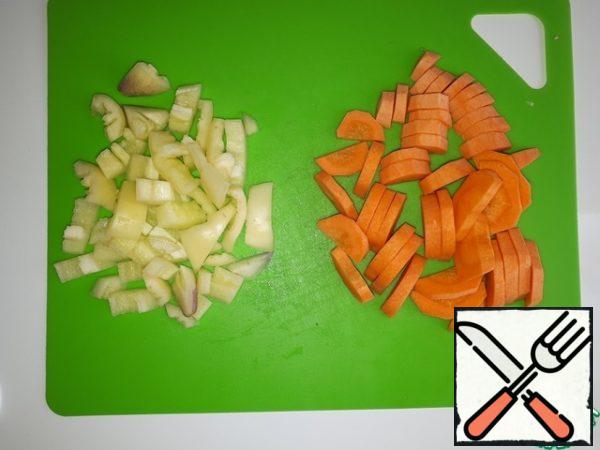 Cut the bell peppers and carrots into pieces.