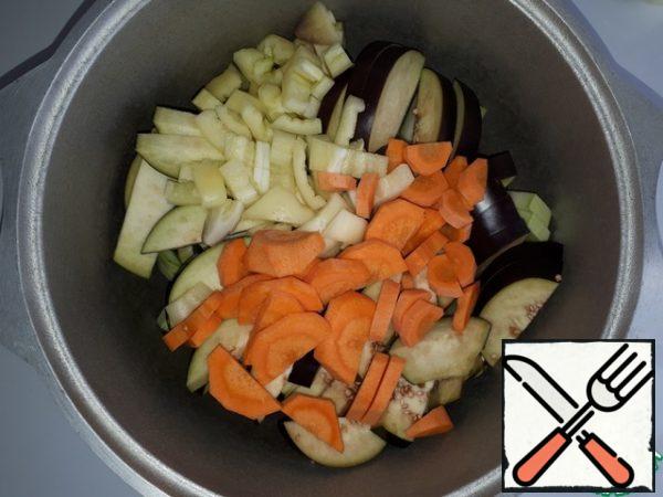 Add the sliced pieces of bell pepper and carrots to the vegetables in the cauldron.