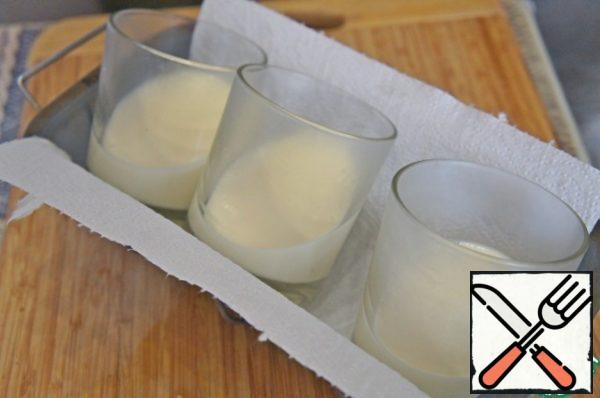 Strain through a fine sieve and pour into glasses, cream glasses or wine glasses. Put in the refrigerator for 1.5 hours.