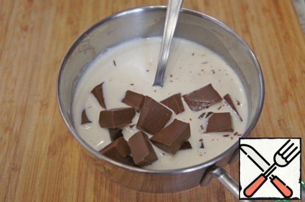 Break the chocolate into pieces and put them in a second bowl with the milk and cream mixture.