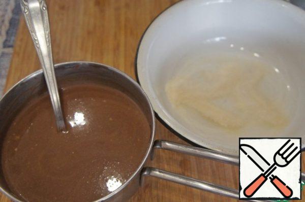 Put in the microwave for 30 seconds. Remove the bowl and stir until the chocolate is completely dissolved. The mixture was again heated. Add the remaining gelatin and mix until it is completely dissolved, 5-7 minutes.