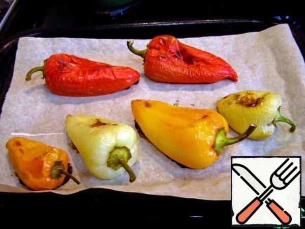 In the oven, at T=200*With baked pepper: 20 minutes on one side and 15 minutes on the other. Put the finished pepper in a plastic bag and put it in the refrigerator.