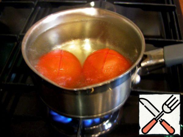 Make a cross-shaped incision on the tomatoes and boil them for 2-3 minutes. After that, immediately lower it into cold water for 1-2 minutes. Remove the skin.