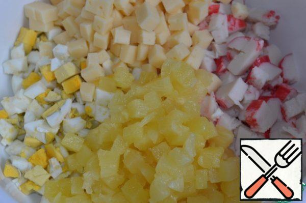 Also cut the cheese and pineapples, add to the salad bowl.