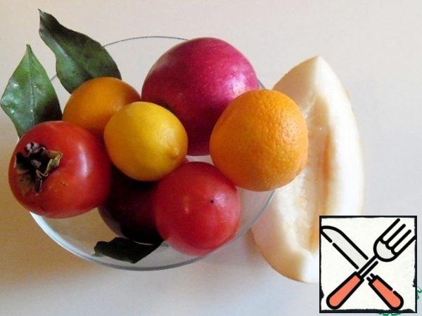 Wash the melon, tangerines and Apple, peel and remove the seeds.
Apples can be left with the skin, if desired.