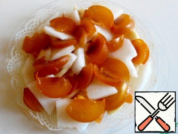 Put the plates of apples on a plate. Top with tangerine slices.
Then melon and persimmon.