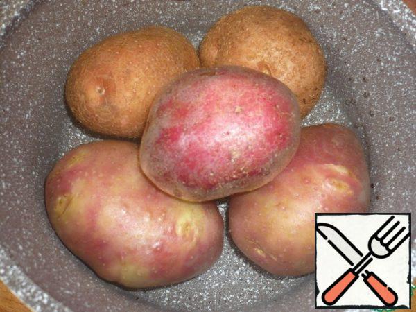 Place the potatoes in a saucepan, cover them with cold water and salt.  Bring to a simmer over high heat, then reduce heat until soft, about 8 minutes.  Drain the water.