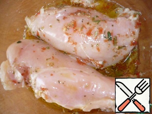 Place the chicken fillet in the cooked marinade and stir.