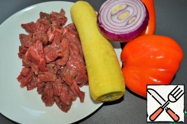 Prepare food, wash and clean vegetables
Cut the meat into thin bars.
