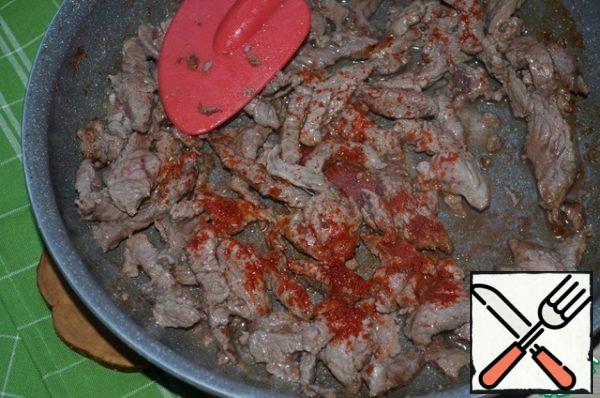 Fry the meat in 1 tablespoon of olive oil, add red hot pepper to taste.
Fry on high heat for 4 minutes.