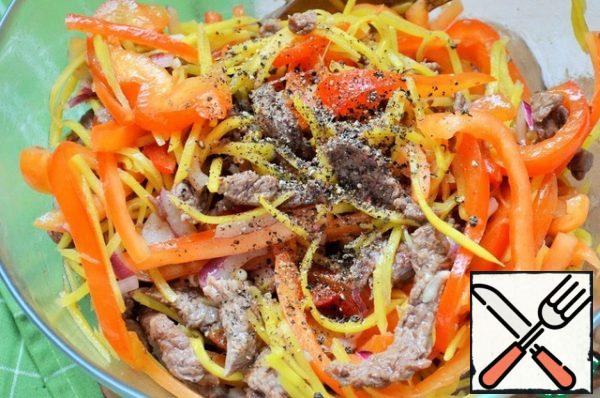 Fry the pepper strips and carrots in olive oil (separately),
to a light crunch. Put in a salad bowl.