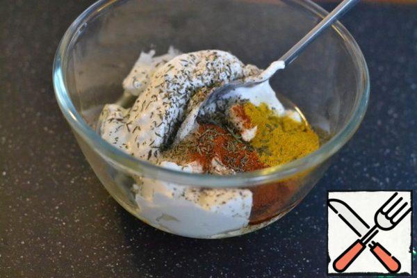 In a separate bowl, mix sour cream, salt, black pepper, sweet paprika, curry, thyme, garlic and chili.
Stir.