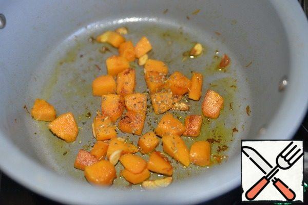In a frying pan or saucepan, pour the oil and fry the pumpkin until Golden brown, but it should remain al dente (half-cooked). Put the chopped garlic, sprinkle with Provencal herbs. It took me 5 minutes.