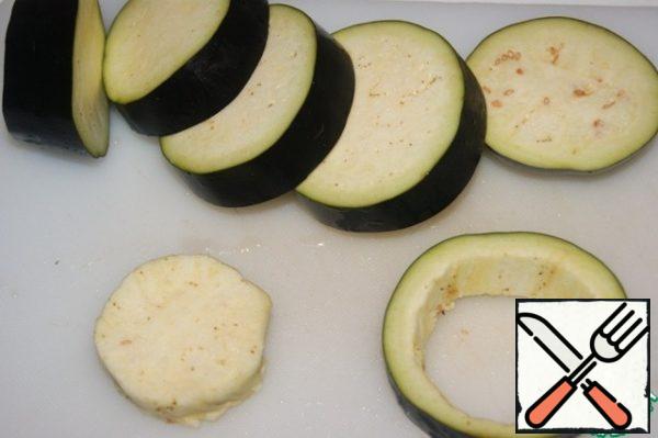 Cut the eggplant into 1.5-2 cm thick washers. Cut out the pulp.
