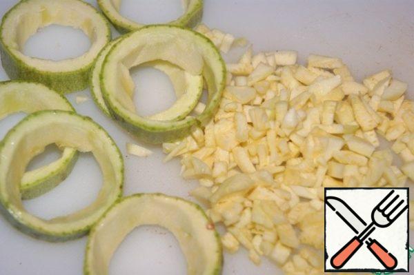 Do the same with zucchini, only cut them thinner, no more than 1 cm. The flesh of the squash to add to the pulp of the eggplant.
Green bell pepper cut into rings.