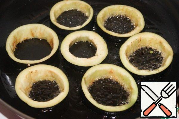 Fry eggplant rings in well-heated oil on both sides.