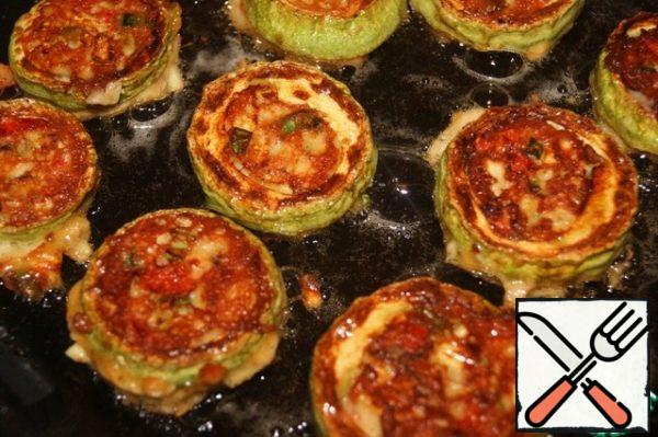 Turn to the other side, cover with a lid and fry for a couple of minutes.
Prepare zucchini in the same way.