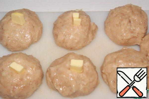 With wet hands, form 12 round cutlets from the minced meat. In each sink a piece of butter.
PS Do not cook small chicken cutlets. They will fry and lose their juiciness, especially since chicken meat does not contain as much fat as pork or beef.