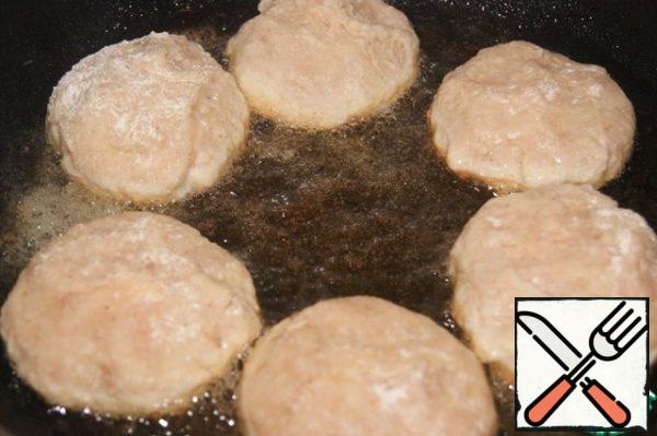 Lightly dust the cutlets with flour.
Fry in well-heated vegetable oil for a minute on both sides to "seal" all the juice inside. Then cover with a lid and bring the cutlets to a simmer.