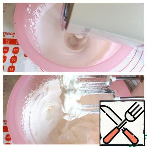 Whisk the cream until it thickens, add sour cream, mix everything well.